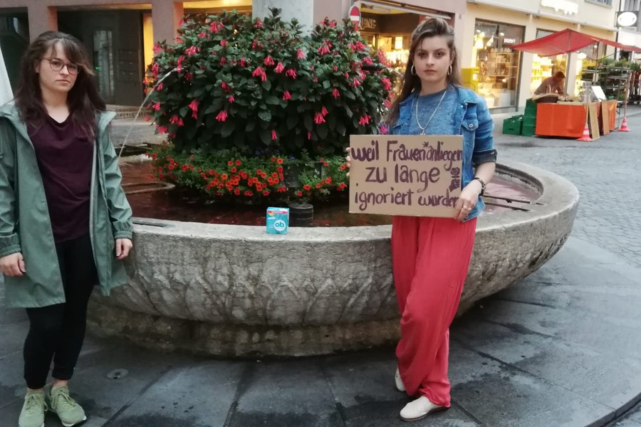 JUSO färbt mehrere Brunnen rot