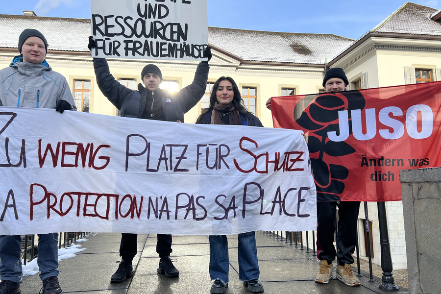 Medienmitteilung: JUSO Aargau überreicht 227 Unterschriften für besser finanzierte Frauenhäuser