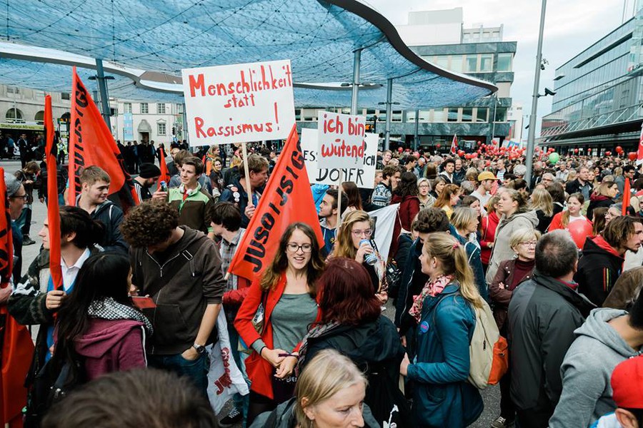 Fackeln gegen die Menschlichkeit