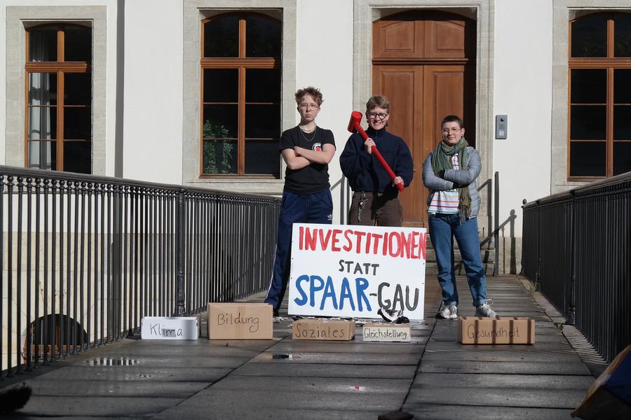 Medienmitteilung: Investitionen statt SPAAR-GAU - Die JUSO zerschlägt Sparpolitik